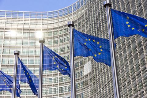Флаги ЕС на фоне здания Европейской Комиссии