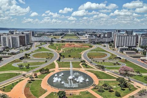 Вид на Монументальную ось — центральную и главную улицу города Бразилиа. На заднем плане здание Национального Конгресса Бразилии.