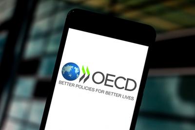 Логотип ОЭСР на экране смартфона