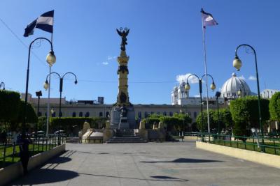Сан-Сальвадор, Площадь Свободы. Вид на монумент с развивающимся государственным флагом.