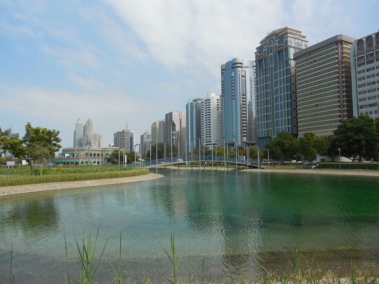 Вид со стороны Lake Park, Абу-Даби, ОАЭ