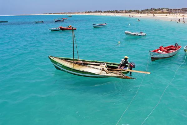 Лодки рыбаков у берега. Кабо-Верде