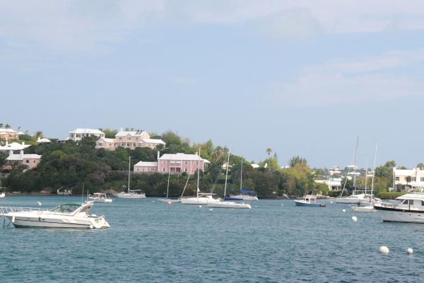 Вид на Гамильтон со стороны моря, яхты, небольшие дома. Бермудские Острова