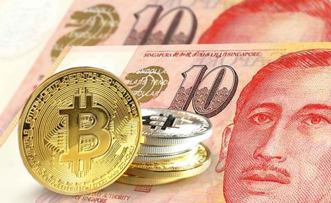 Монеты биткойн на фоне сингапурского доллара