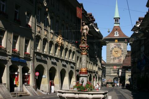 Берн, Швейцария. Вид на фонтан Церингов на улице Марктгассе.