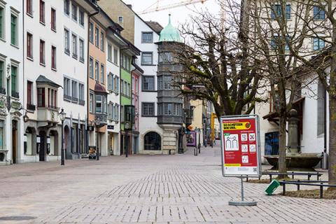 Озил, Швейцария - 29 марта 2020: Информационный знак Федерального управления здравоохранения Швейцарии: Как мы защищаемся от коронавируса и пустого центра города во время блокировки Covid-19