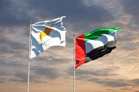 Флаги Кипра и ОАЭ на фоне неба