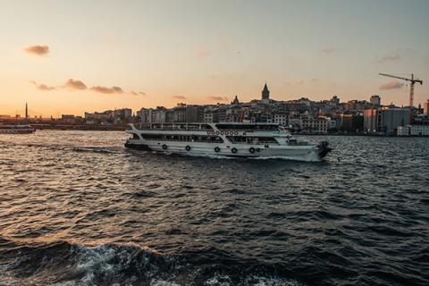 Корабль, плывущий по воде на фоне Стамбула