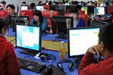 Китайские интернет-пользователи играют в онлайн-игры и просматривают веб-сайты в интернет-кафе в Ичане
