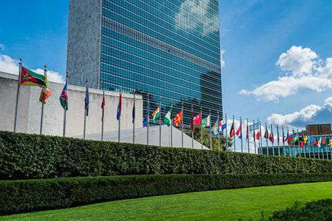 Флаги перед штаб-квартирой ООН в Нью-Йорке