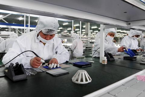 Китайские рабочие производят фотоэлектрические элементы