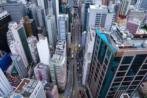 Вид с высоты на городской пейзаж. Гонконг.