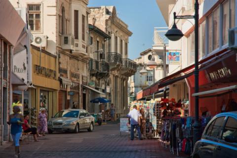 Улица Лимассола, Кипр. Небольшие магазины и торговые лавки