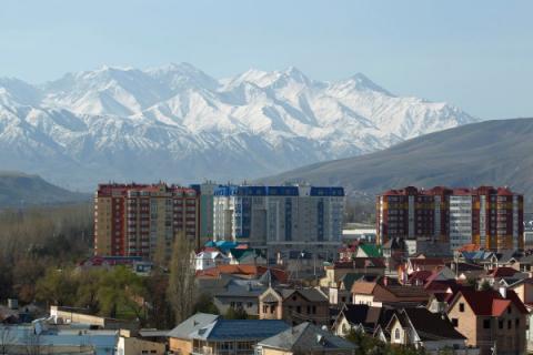 Новостройки Бишкека на фоне горного пейзажа