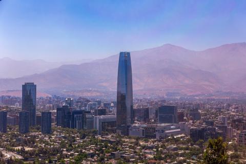 Сантьяго, Чили. Вид с высоты на небоскрёбы и горный хребет