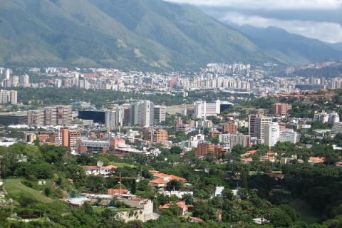 Вид на Каракас, Венесуэла, со смотровой площадки Valle Ariba