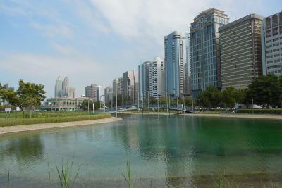 Вид со стороны Lake Park, Абу-Даби, ОАЭ