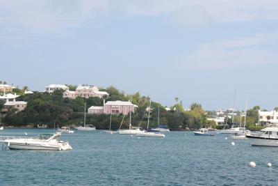 Вид на Гамильтон со стороны моря, яхты, небольшие дома. Бермудские Острова