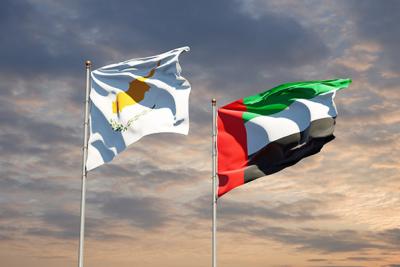Флаги Кипра и ОАЭ на фоне неба