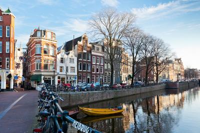 Амстердам, Нидерланды. Вид на канал зимой