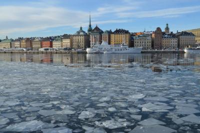 Стокгольм, Швеция. Вид с озера зимой