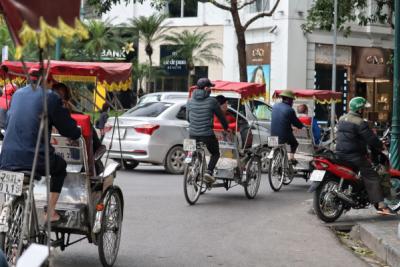Рикши, машины, велосипеды на улице Ханоя, Вьетнам