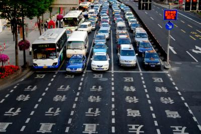 Автомобили на улице Шанхая