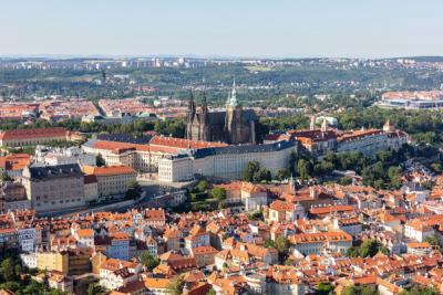 Прага, Чехия. Вид с высоты птичьего полёта на собор и крыши домов. Новостройки на заднем плане