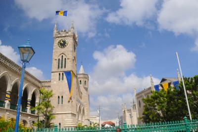 Вид на здание Парламента Барбадоса с развевающимся государственным флагом.