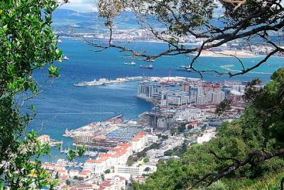 Гибралтар, вид за залив и город с высоты.